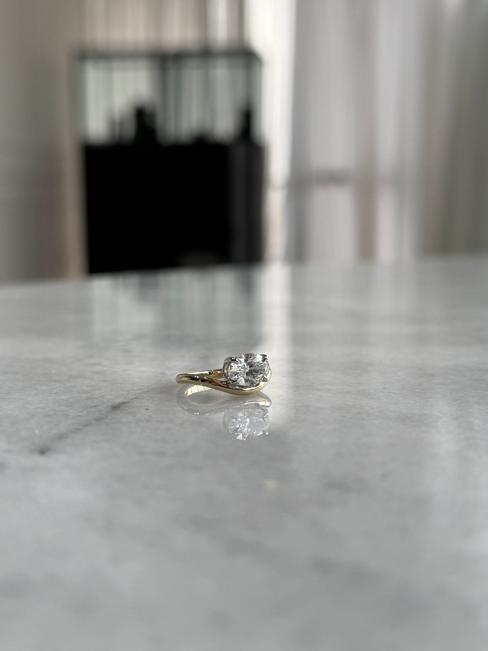Floating Oval Ring