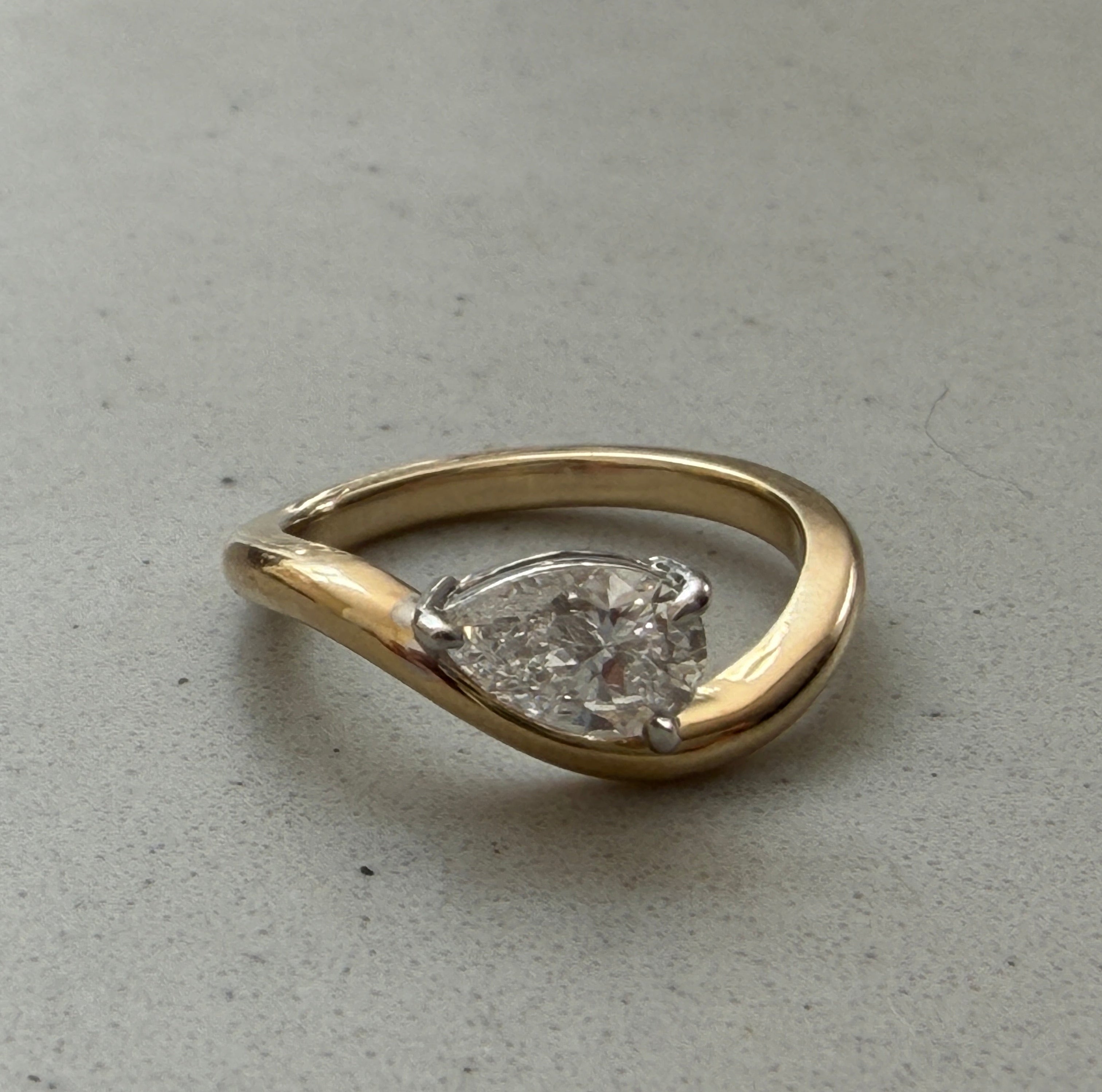 Pear Floating Ring